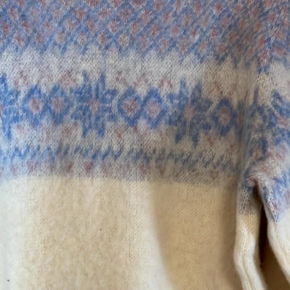 Vintage Blue and White Sweater - Picture 4 of 4